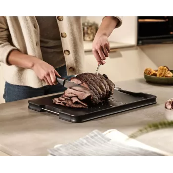 Joseph Joseph Cut&Carve Plus nagy fekete vágódeszka beépített hústartó fogakkal