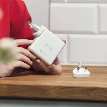 FORCELL F-ENERGY 4-in-1 15 W vezeték nélküli töltő USB/USB-C csatlakozókkal és 8000 mAh powerbank