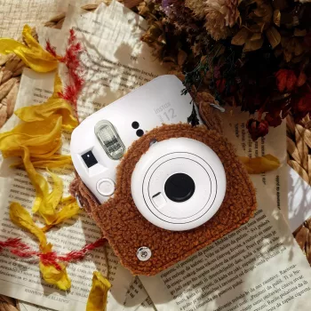 LOVEINSTANT védőtok Fujifilm Instax Mini 12-höz – plüss kutyaminta – barna