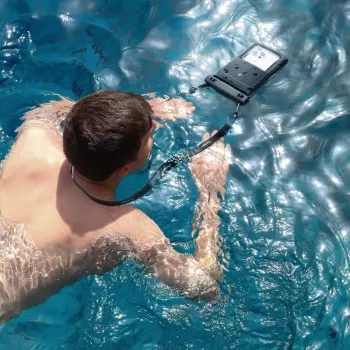 SPIGEN A611P univerzális vízálló úsztatható tok 2 darabos matt fekete