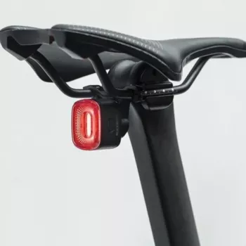 ROCKBROS Q2S okos féklámpa-érzékeléses kerékpár-hátsó lámpa USB-C kábellel – fekete