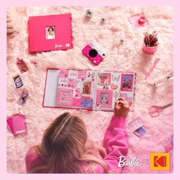Kodak x Barbie 8x8 inch scrapbook fotóalbum szövetborítóval és képablakkal, rózsaszín (RODB2X3SBPK)