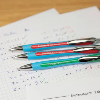 Schneider Slider Rave golyóstoll 3 darabos csomag, különböző kék tinta, Medium 1,0 mm, Viscoglide-technológia, ergonomikus gumi fogási felület, fémkapocs, utántölthető 132597