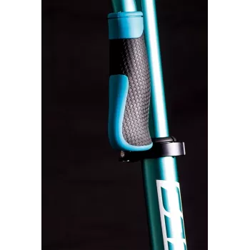 Six Degrees AU 514 rolló 230 mm első kerék / 215 mm hátsó kerék, türkiz