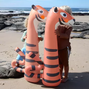 Sunnylife felfújható úszórúd – Tino the Tiger (2 db)